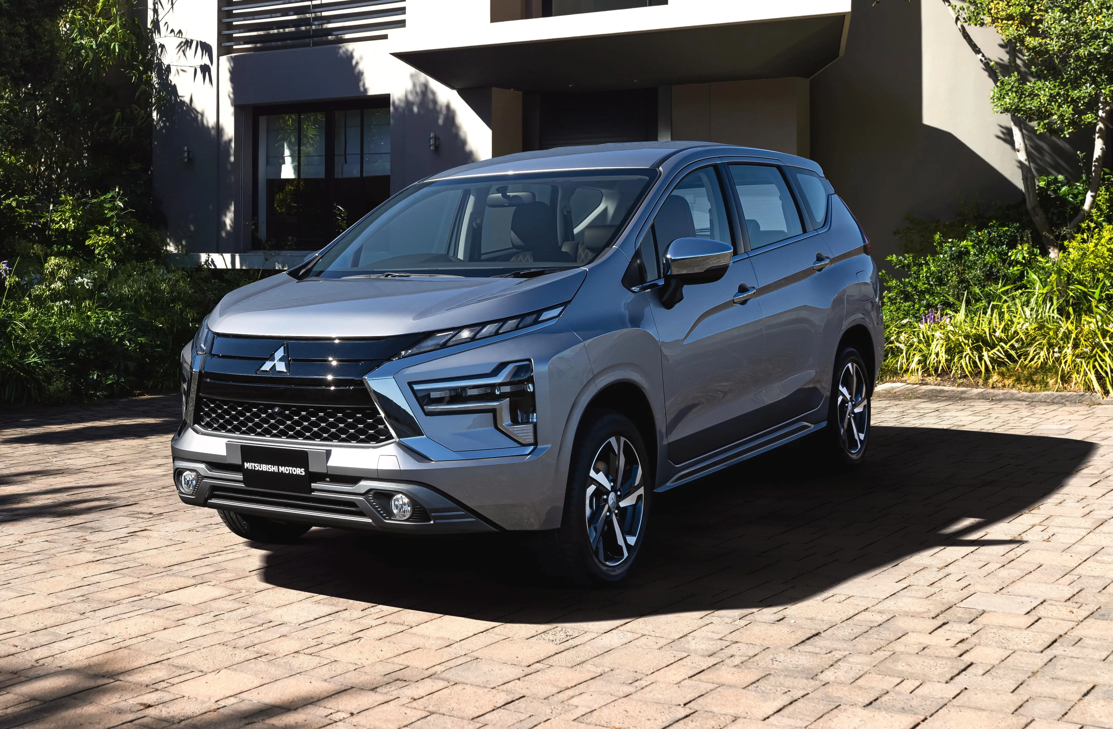 25MY_XP_RHD_MV_Intro_without_models_proxy_Mitsubishi