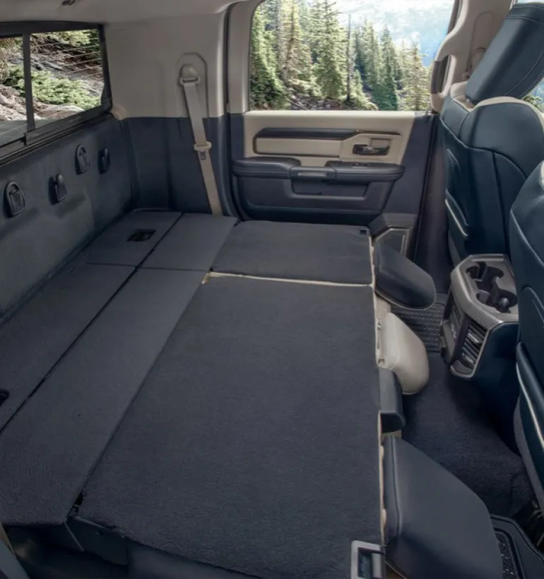 gallery-06-2022-ram-2500-interior-gallery-extra-room-for-your-gear_88835719595df771739ae897601fda64-960x640